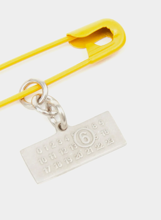 Брошь MM6 Maison Margiela Logo Plaque Safety Pin Brooch Yellow